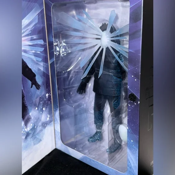 NECA The Thing SDCC Lenticular Cover & The Thing MacReady Outpost 31 7 Figures